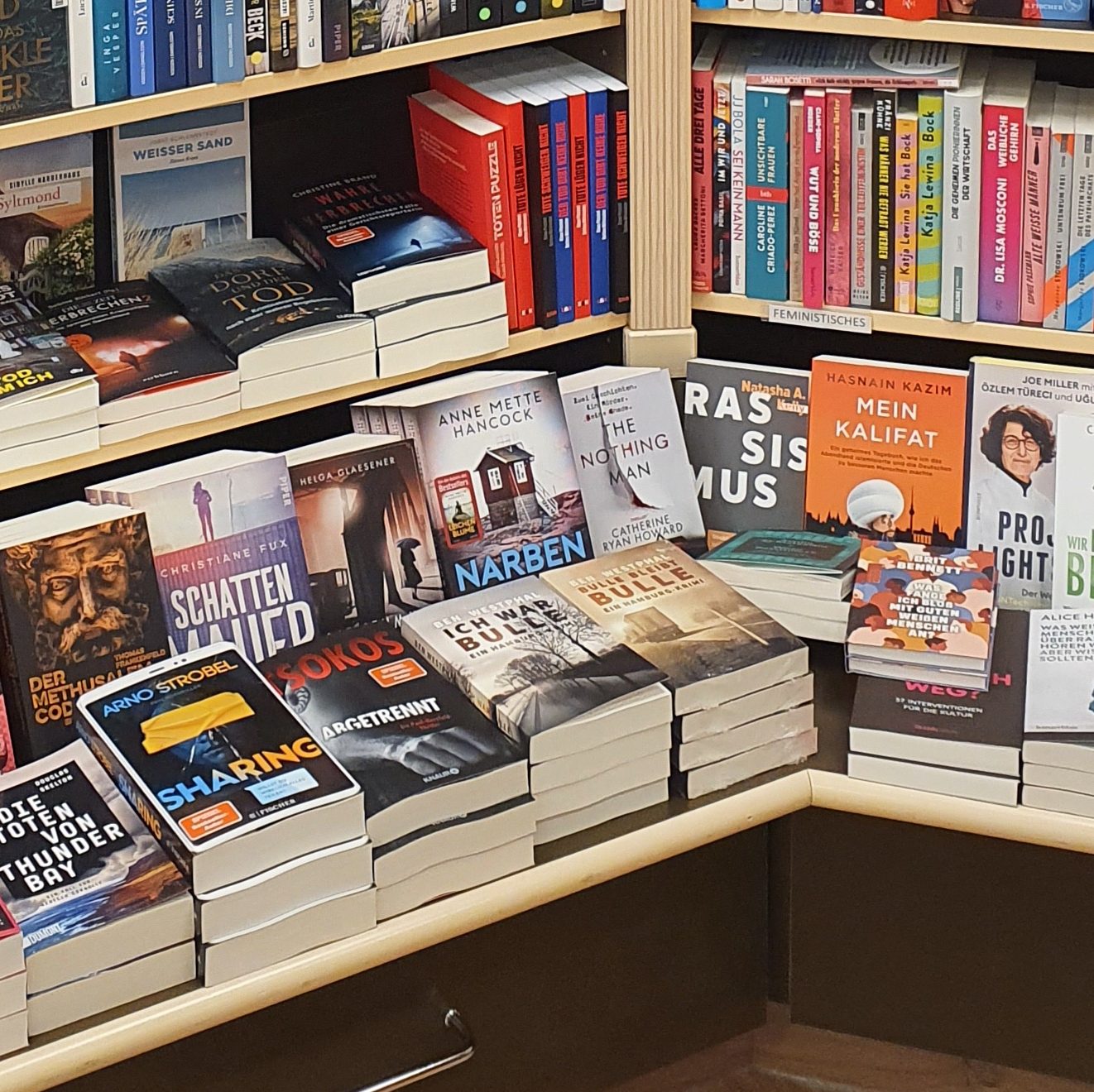 Krimi Bücherregal in der Buchhandlung Am Sand